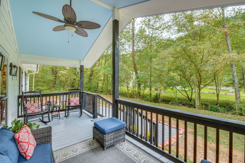 Creekside Cottage w/ Hot Tub: 8 Mi to Lake Chatuge