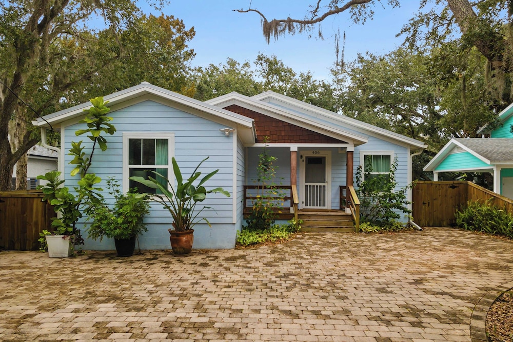 Sleeps 18! 2 Homes, Hot Tub, Game Room, Walk to the Beach Haven & Hidden Grove