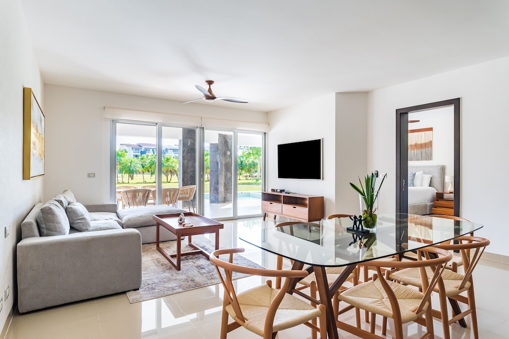 Casa Bellisima ! 2 bedroom swim up 2 Apts by RedAwning