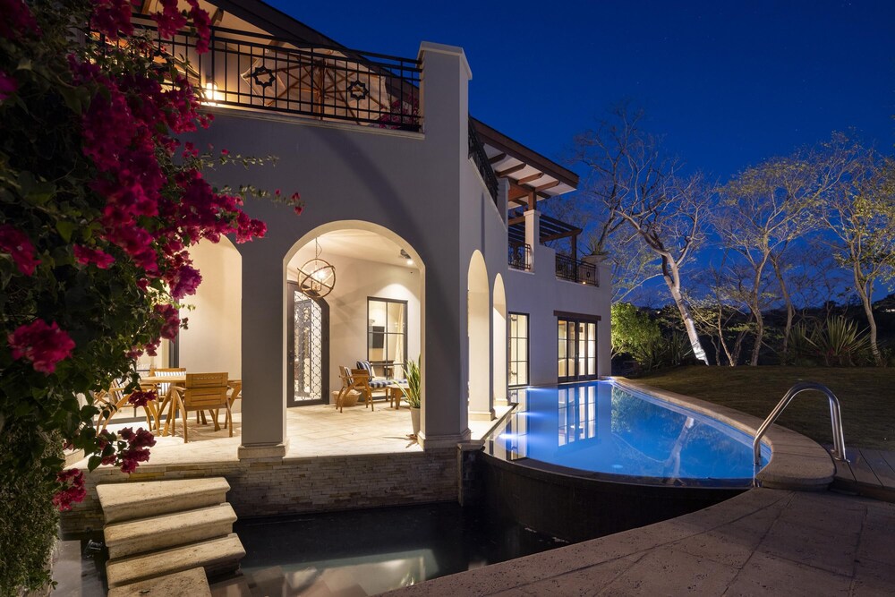 Arcos Del Mar Beachfront