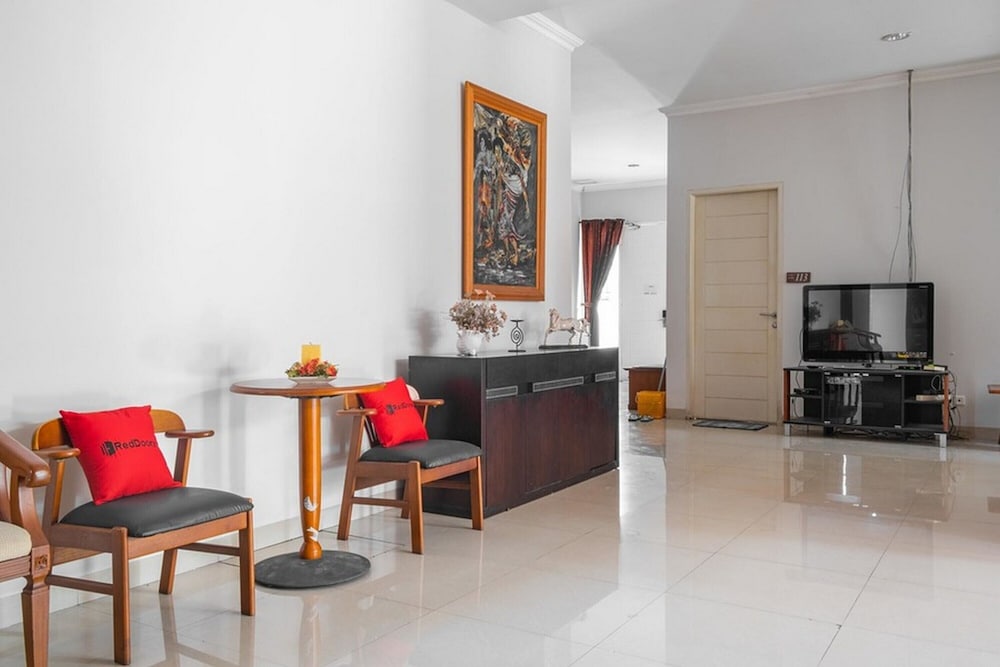 RedDoorz near Siloam Karawaci 3 view 4