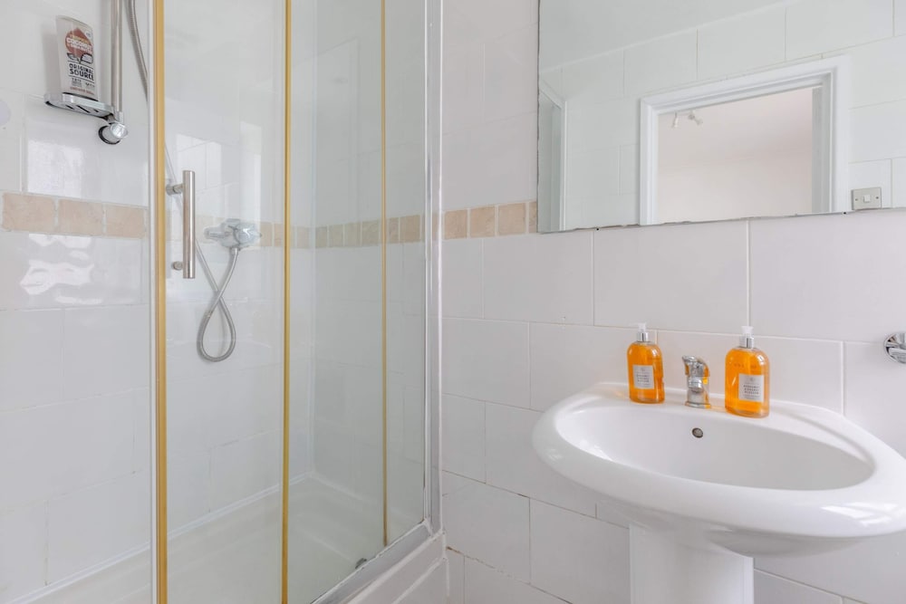 Spacious 3BD Flat, Close to Tube - Fulham!