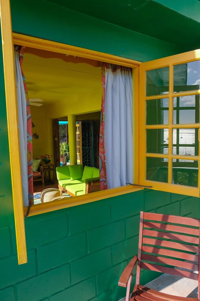 Turtle Point Bequia - 4 B R Villa w Staff