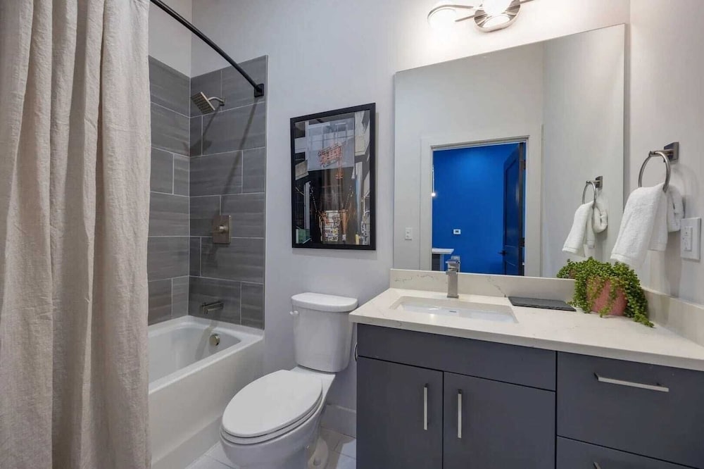 Sleeps 42 7 Modern Midtown Apartments w/ Gym + Pool Walkable to Shops & Eats