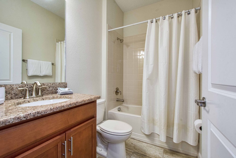 Spacious 6 Bed Home With Pool in Prime Storey Lake