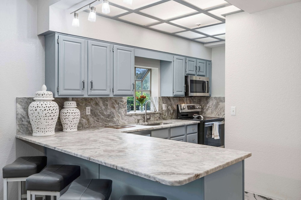 Fairway Follies Luxury Retreat