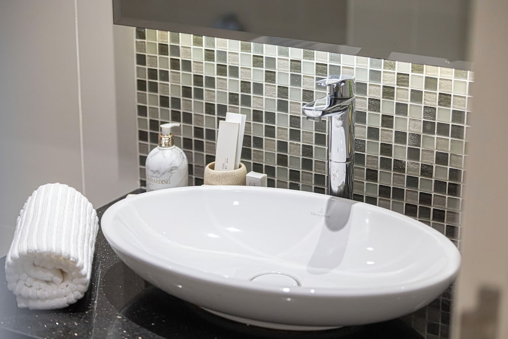 DAMAC Suites by Hostiva – Burj & Fountain