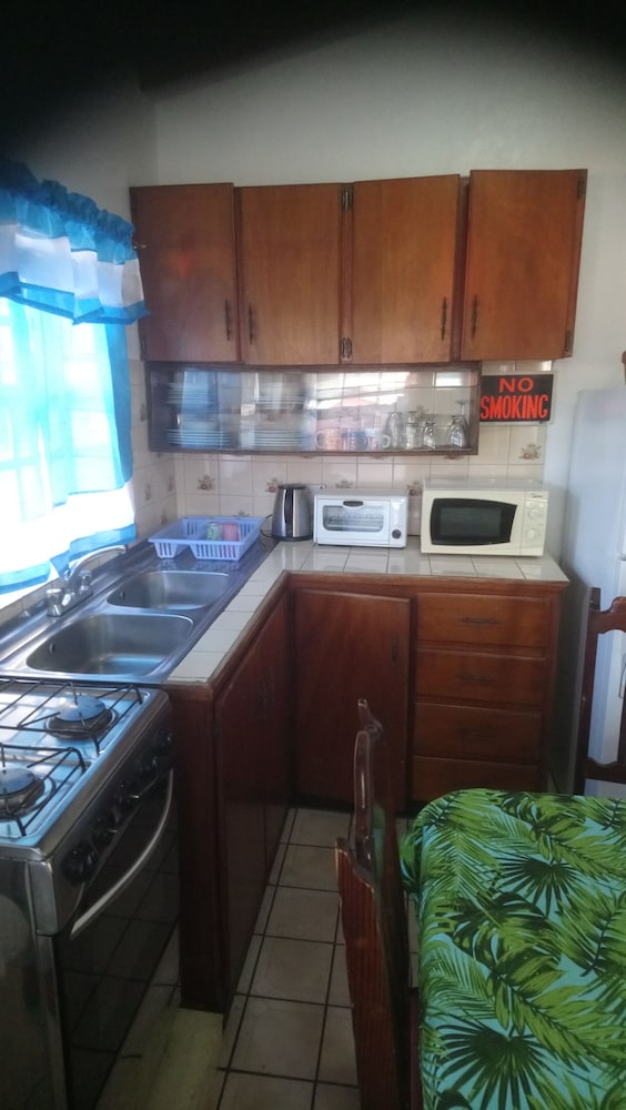 Tropical Breeze Guesthouse and Furnished Apartments