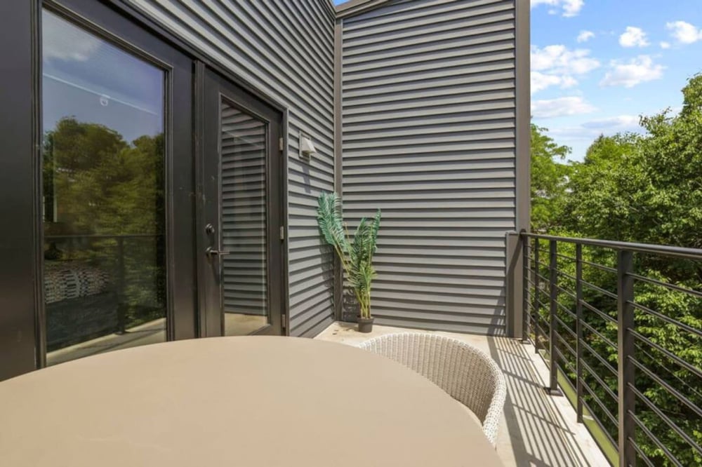 Work Of Art -3 Bedroom Elegant Townhome-columbus