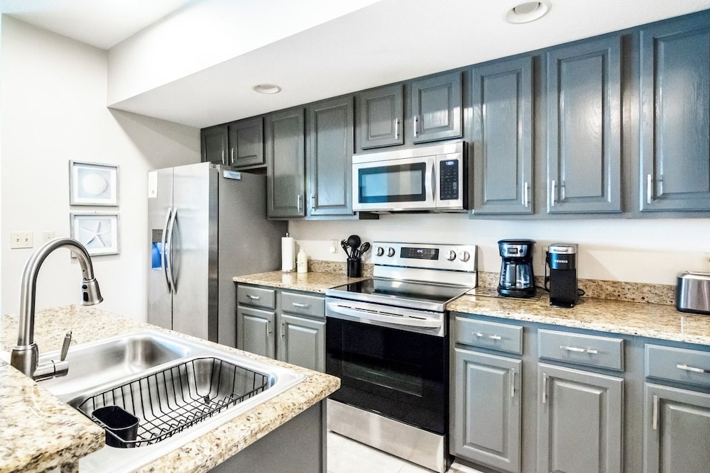 Relax in This Beautifully Cozy 2-bedroom, 2 Bathroom Condo. Sleeps 6!!