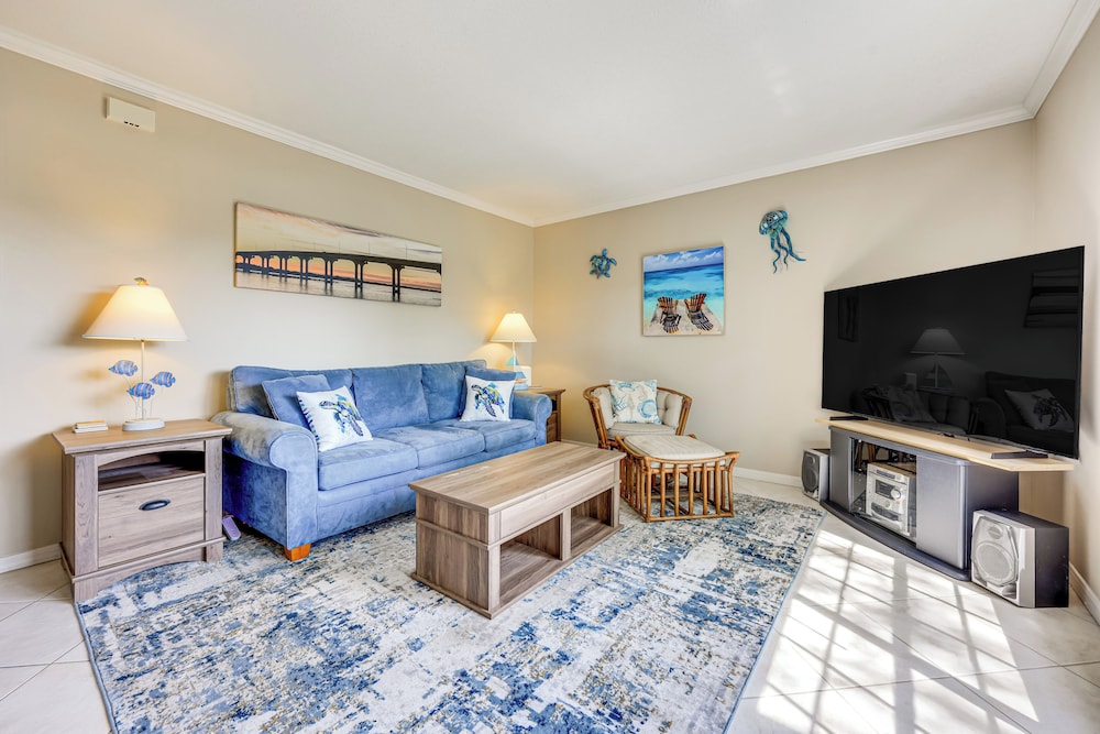 Walk to St Augustine Beach! Condo w/ Pool Access
