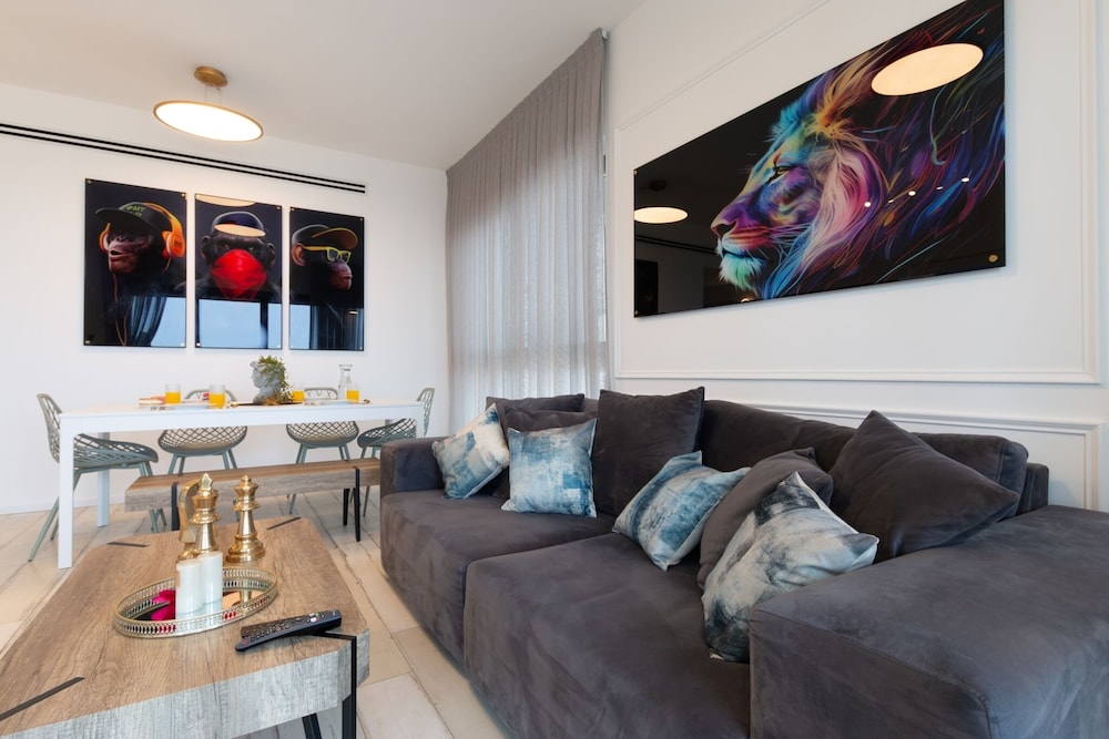 3 BR SeaFront APT Prestigious Tower