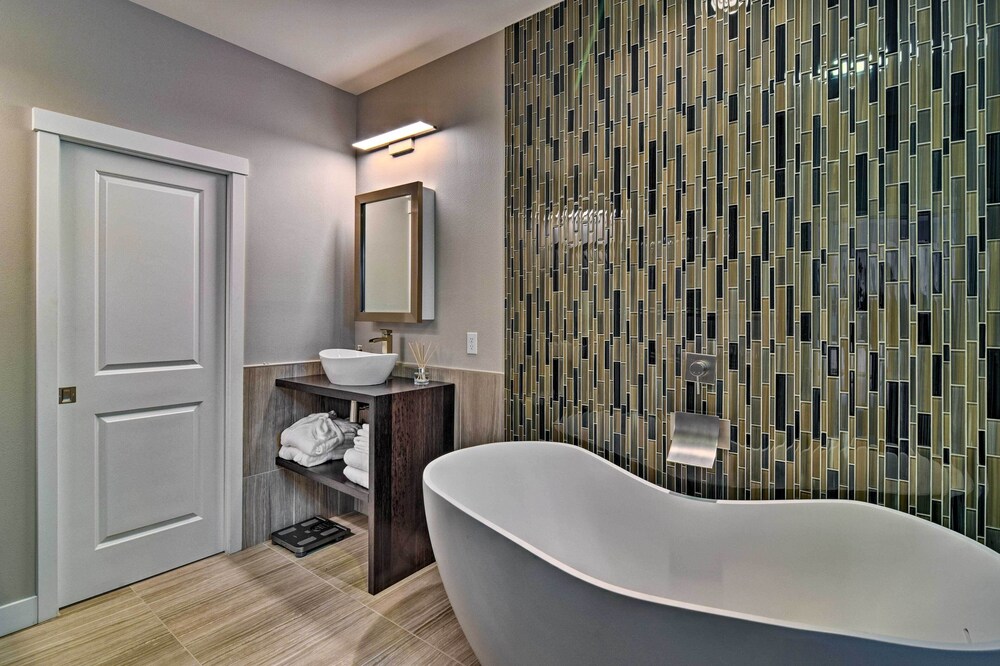 Modern Anchorage Townhome - By Delaney Park Strip!