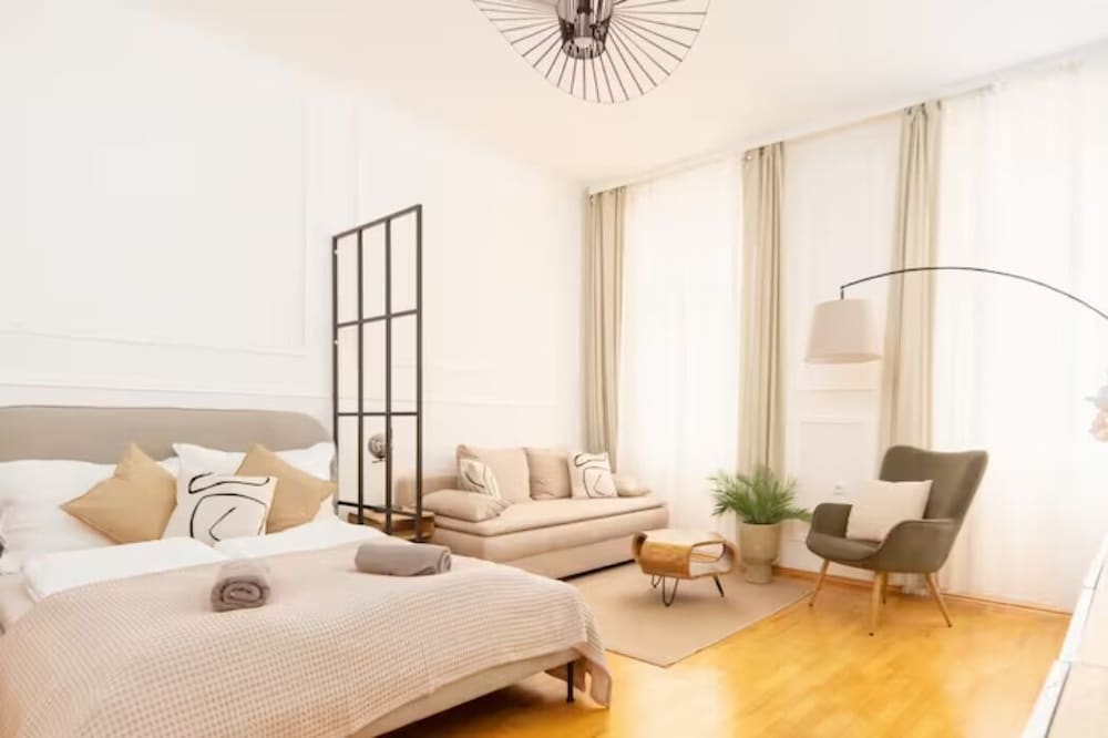City Apartment - 5 min to Metro