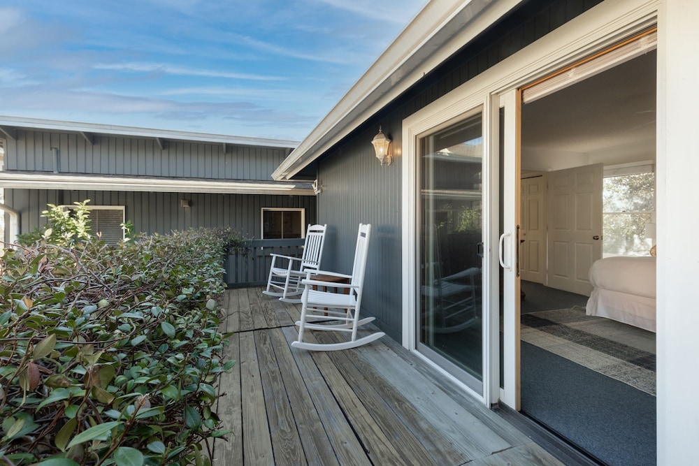 Sandpiper by Avantstay Gorgeous Beachside Home w Spacious Yard Chic Design