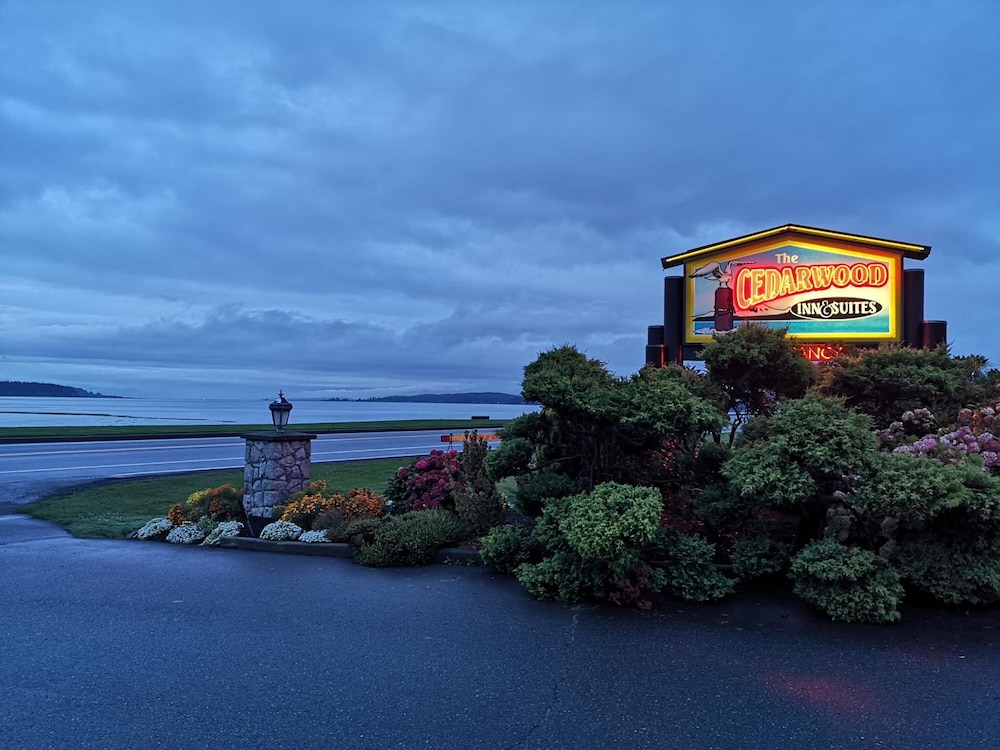 The Cedarwood Inn & Suites