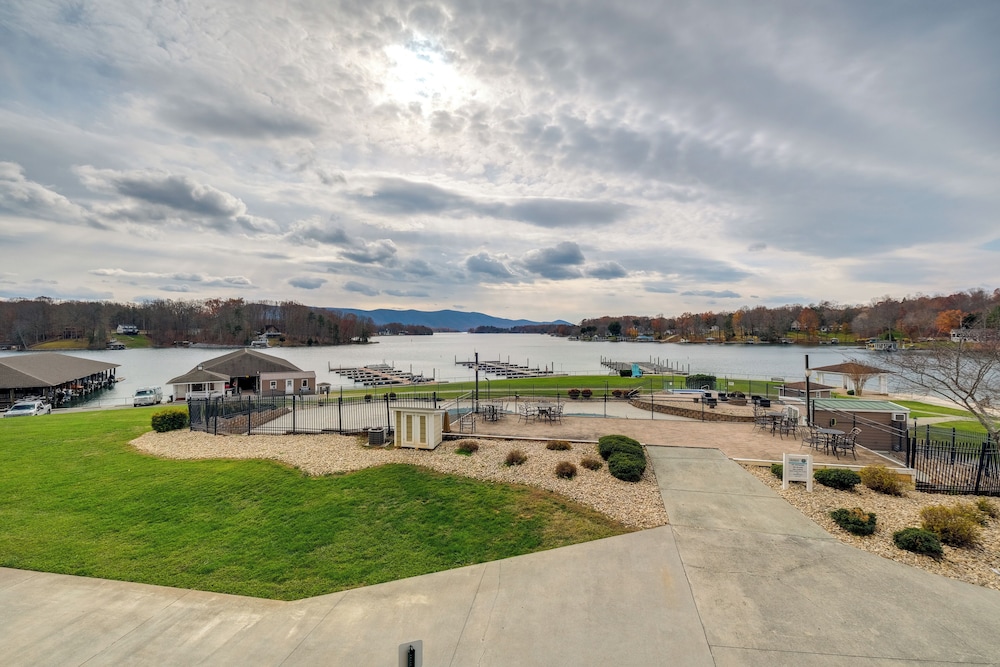 Balcony & Serene Views: Cozy Condo in Huddleston!