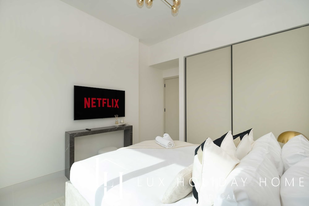 LUX The Marina Vista Beachfront Suite