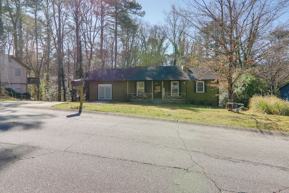 6 Mi to Stone Mtn Park: The Forrest Home w/ Deck