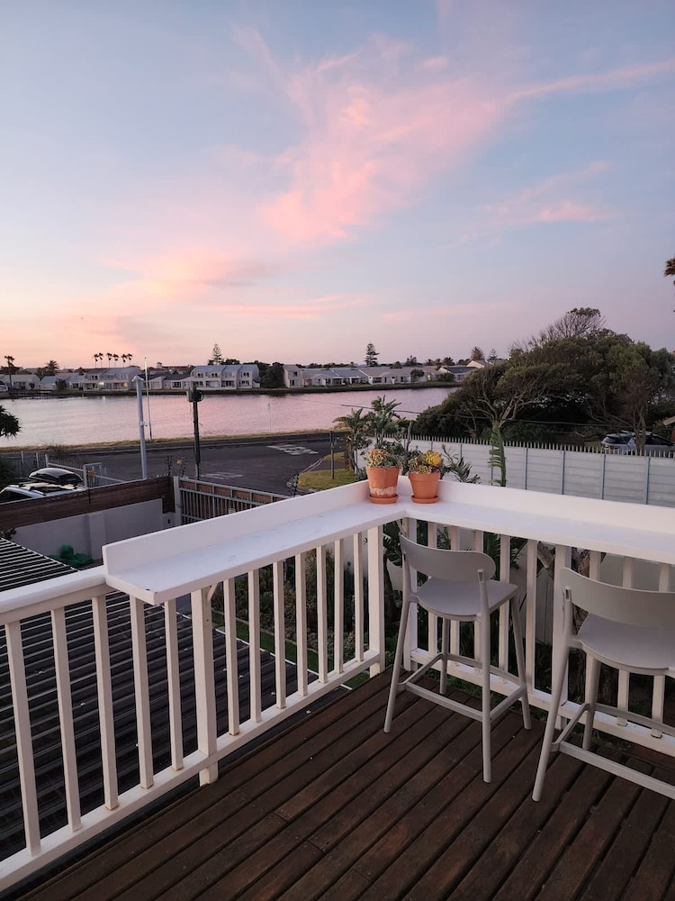 Flamingo Villa Beach Pool Luxury Solar Back Up