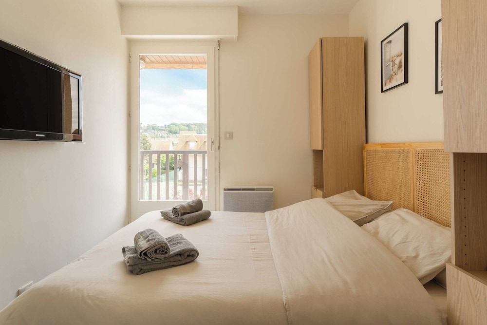 Renovated Apartment Sleeping 6 - Pool and Tennis view 3