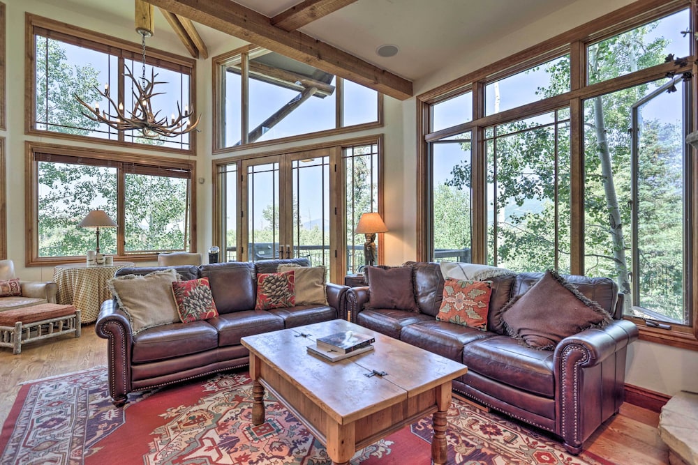 Upscale Ski-in/ski-out Escape w/ Deck + Grill