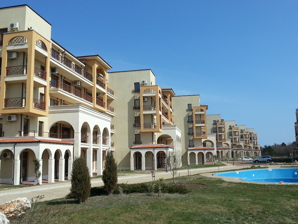 Lighthouse Luxe Estate Apart & Villas