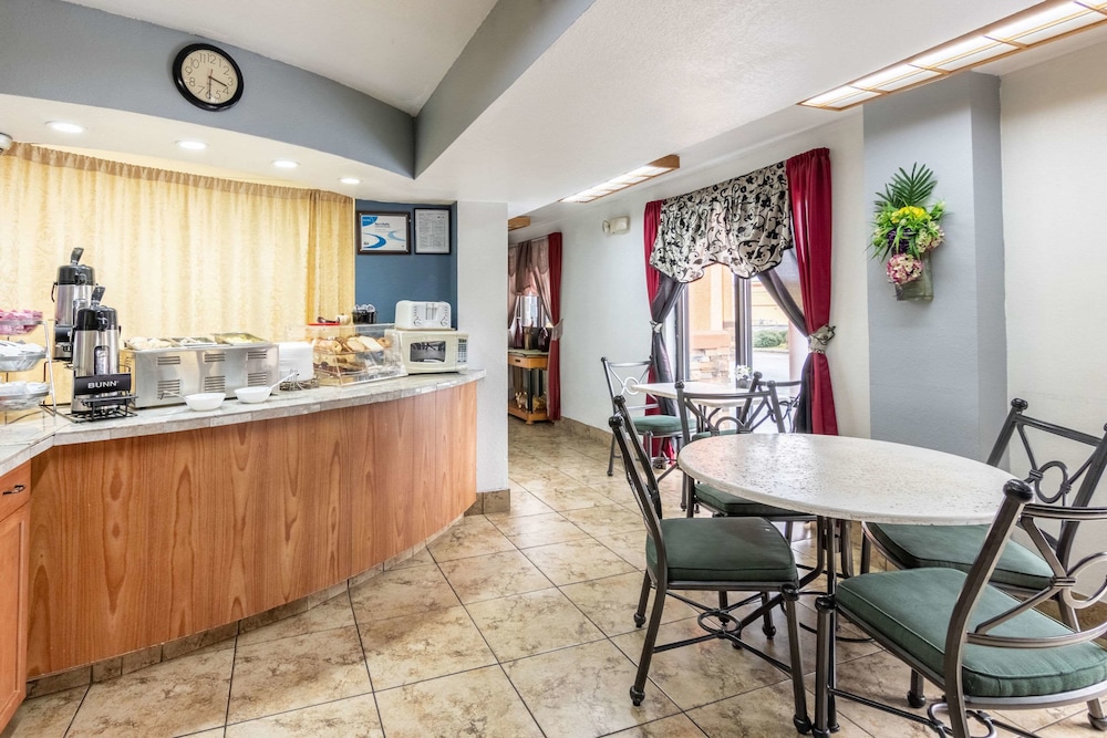 Macon Vacations - Econo Lodge Inn  Suites - Property Image 8