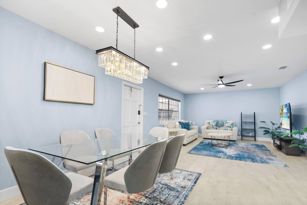 Las Olas & Beachside getaway with pool