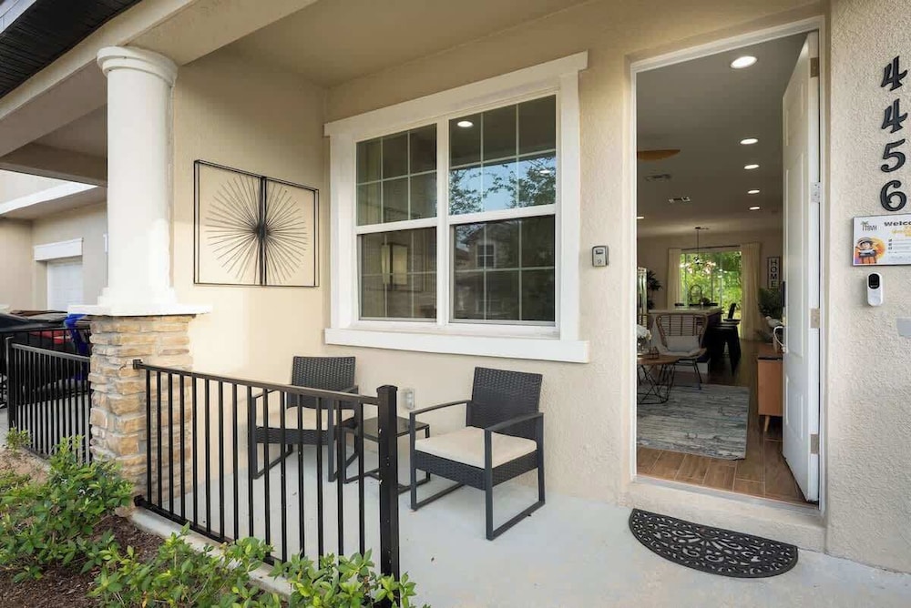 Beautiful 4BR Home w/ Modern Design