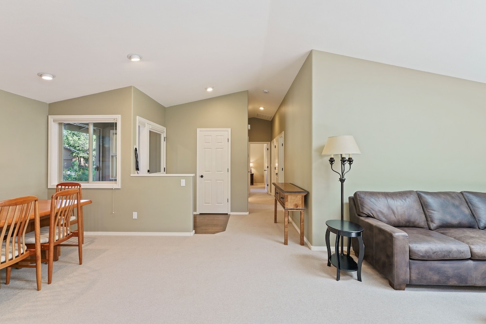 6 Dutchman 3 Bedroom Home