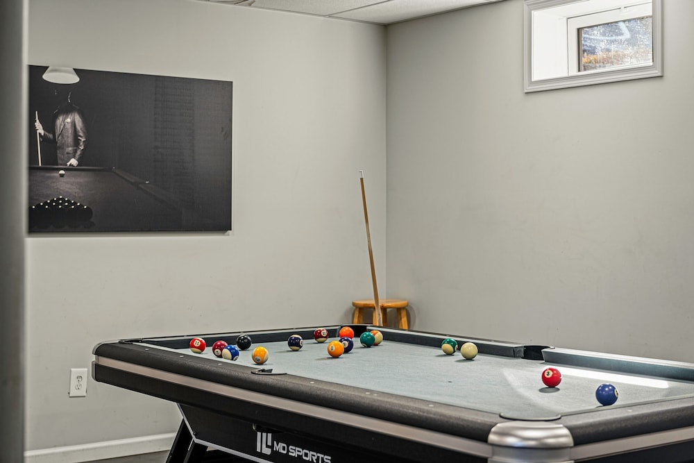 Laker s Pointe by Avantstay Lakefront Private Peninsula Hot Tub Game Room