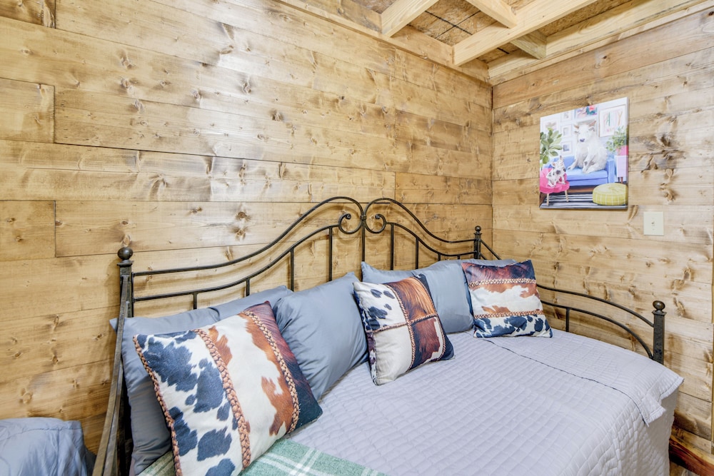 Lake Eufaula Access: Cozy Wood Cabin w/ Yard!