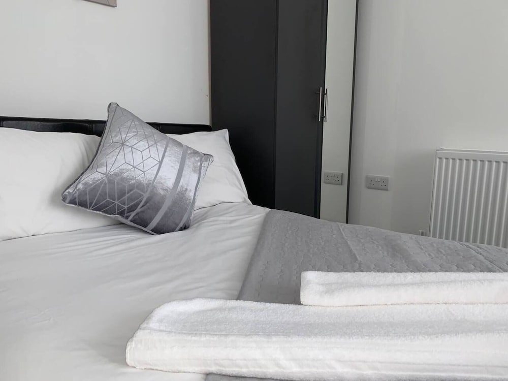 Large 5 Bed House / Wolverhampton + Parking view 4