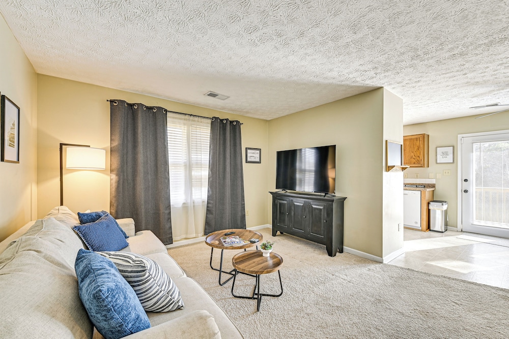 Family Home w/ Ping-pong & Fire Pit in Lexington