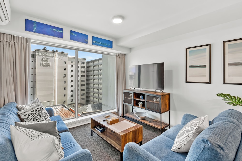 2BR Apt with Parking in Prime Spot Zodiak Stays