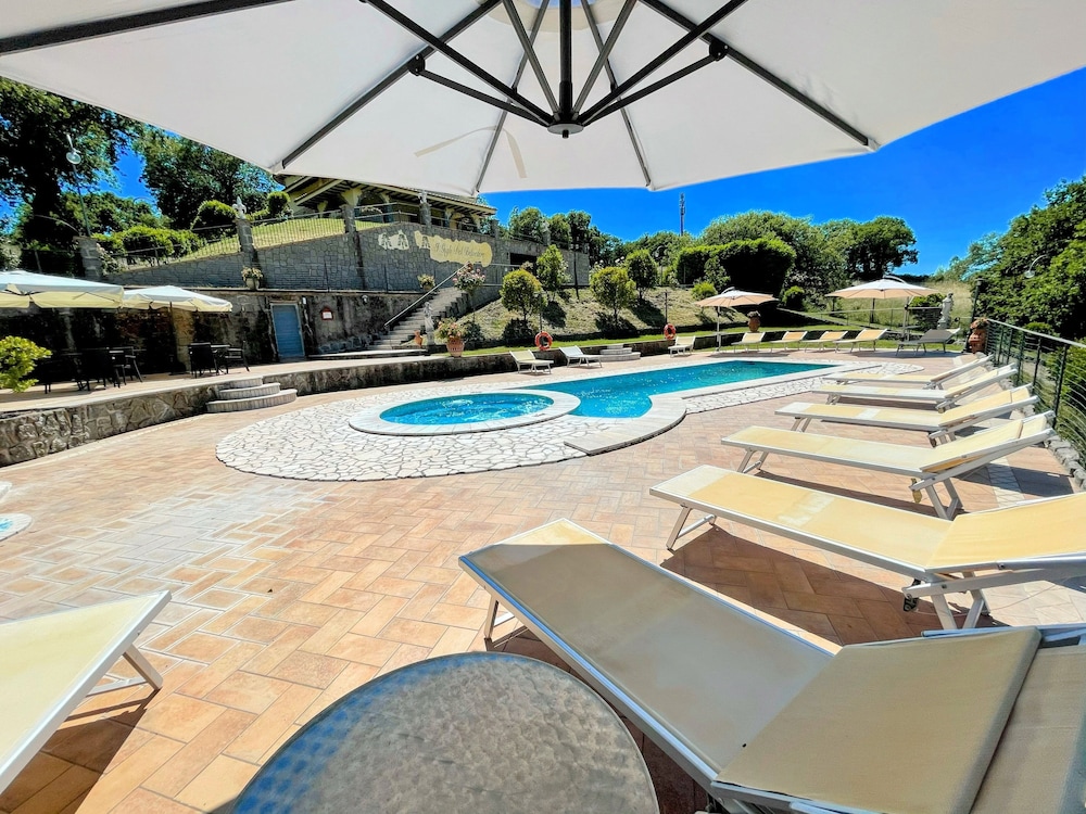 Charming Villa in Umbria - Sleeps 16 - Lake View - Pool, Jacuzzi and Events Room
