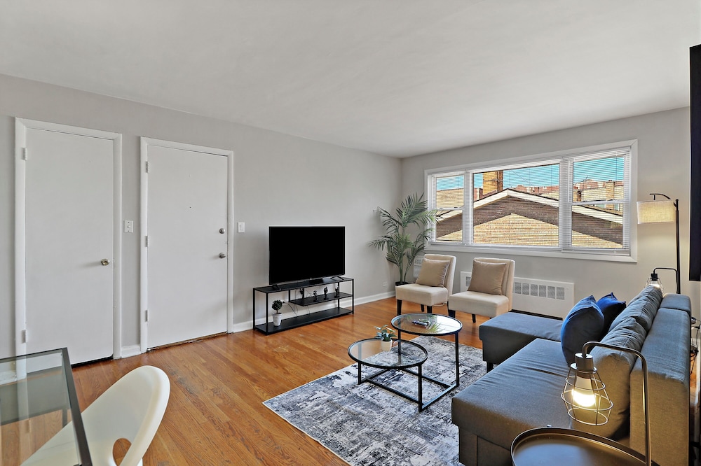Cozy 2BR Apt Near Parks - Kimball A2