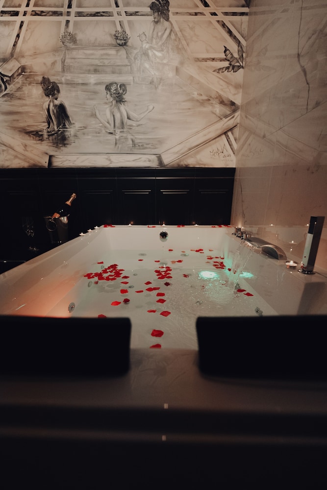 Room in Guest Room - Roma Jacuzzi Mirror Suite