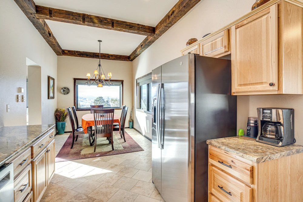 4 Mi to Black Canyon: Mtn-view Apt in Montrose!