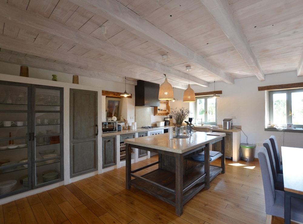Majestic Rustical Kanfanar Villa With Pool