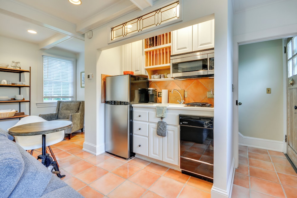 Walk to Main St: Historic High Point Carriage Home