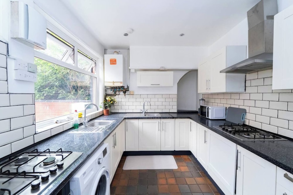 Charming Victorian Home in Heart of Leicester