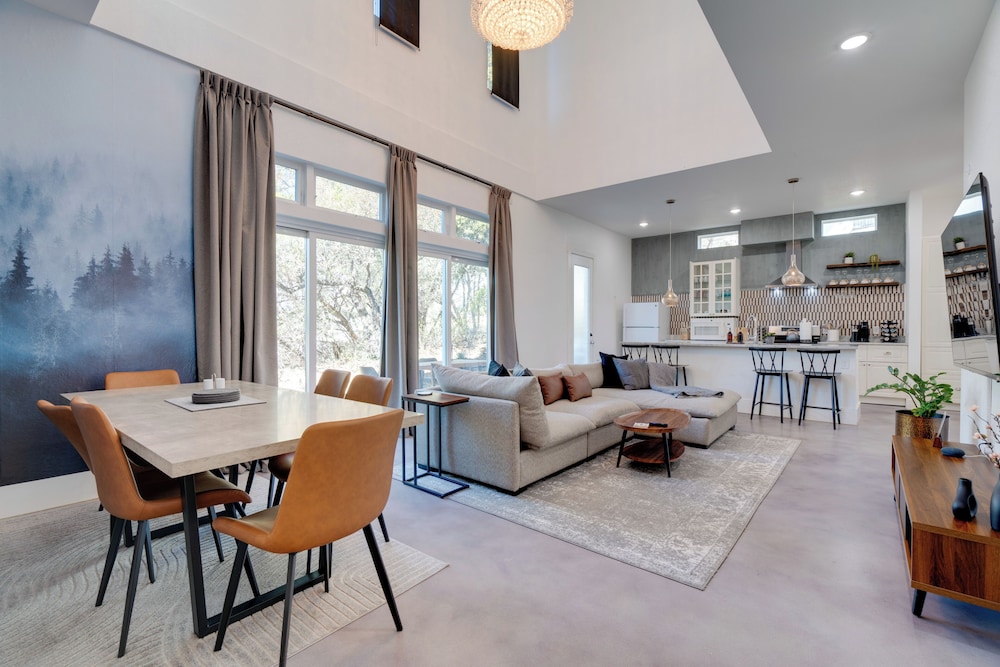 Near Lake Travis & Marina: Modern Austin Getaway!