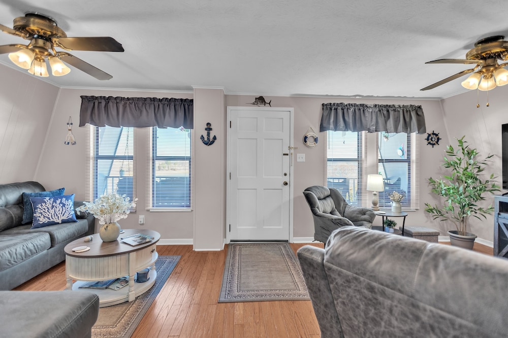 Beautiful Lakeview Chateau With Stunning Views 3 Bedroom Home