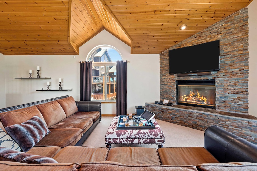 Sleeps 27 2 Homes Near the Lake, Hot Tub + Views Castle Glen Estates