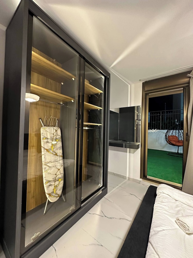 Stylish Luxe Apartment Fr 0003 view 5