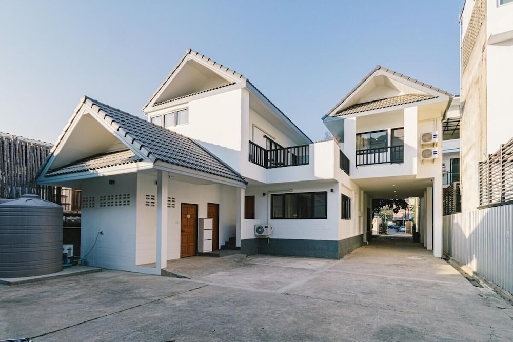Modern Family House - 4 Bedrooms 5 Mins From Old Town With Gallery - Deja Home