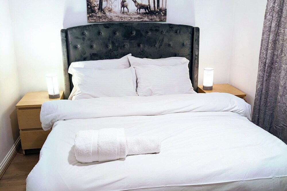 2 Bed - Sleeps 4 - Free Parking - 5 Min to Centre