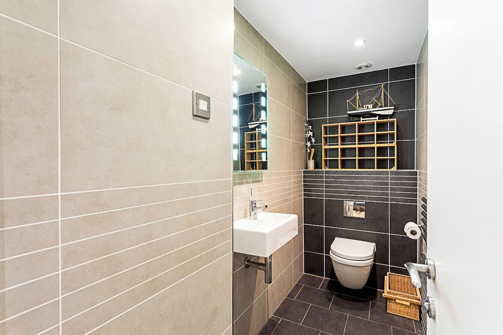 Richmond Hill Top Apartment